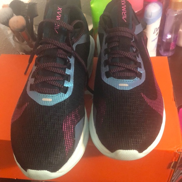 Size 7 women’s Nike running shoes - Picture 2 of 4
